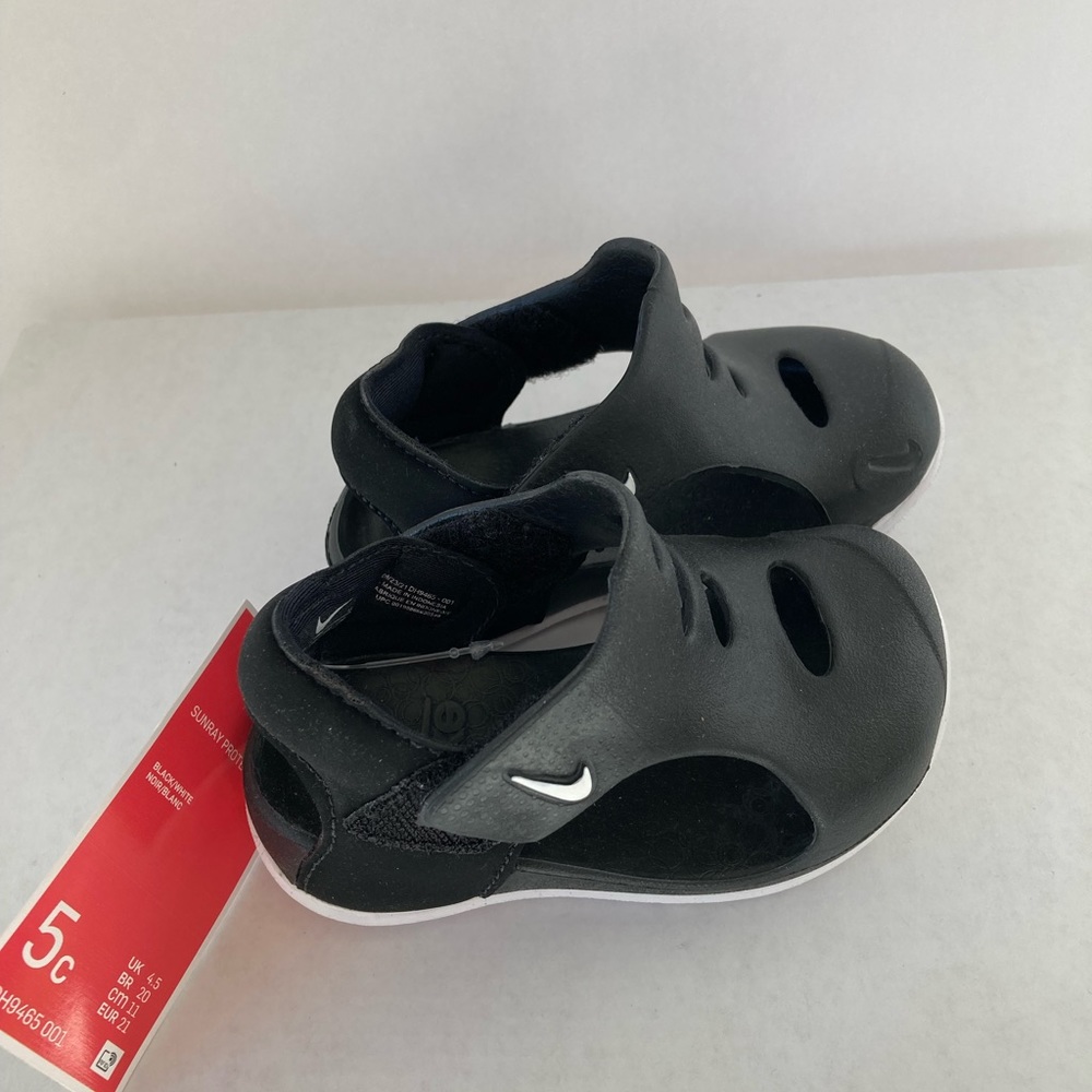 5c NWOT- Nike Black and White Sandals with Velcro Closure